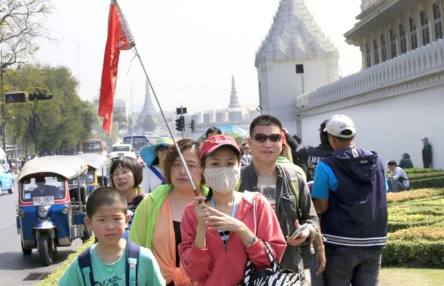 Thái Lan: Nóng tình trạng hướng dẫn viên du lịch nước ngoài hành nghề trái phép - Ảnh 1.