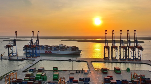 Siêu tàu container đến cảng Cái Mép - Thị Vải - Ảnh 1.