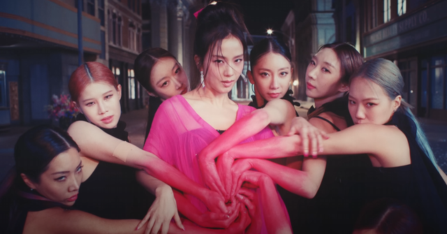 Jisoo (BLACKPINK) biến hóa đầy sắc màu trong MV solo đầu tay - Ảnh 6.