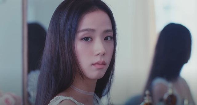 Jisoo (BLACKPINK) biến hóa đầy sắc màu trong MV solo đầu tay - Ảnh 3.