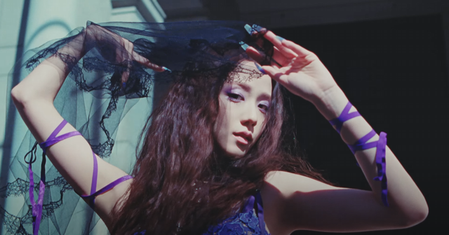 Jisoo (BLACKPINK) biến hóa đầy sắc màu trong MV solo đầu tay - Ảnh 7.