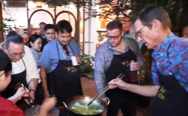 Du khách nước ngoài hào hứng trải nghiệm học nấu món ăn Việt Nam - Ảnh 2.