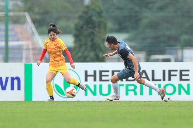 ĐT nữ Việt Nam học hỏi nhiều kinh nghiệm sau trận đấu với đội cựu tuyển thủ nam   - Ảnh 1.