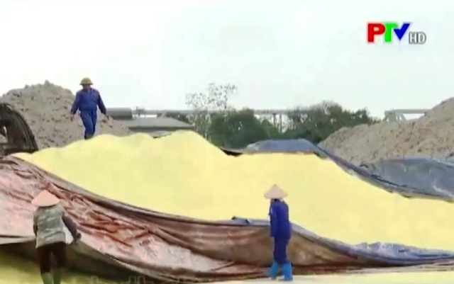 Gần 2.000 tấn lưu huỳnh lộ thiên được tạm lưu tại cảng Việt Trì, Phú Thọ - Ảnh 1.