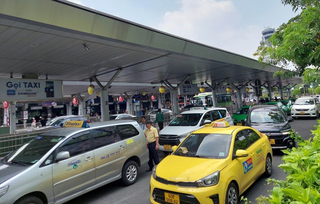 Cảng vụ hàng không miền Nam yêu cầu TCP dừng thu phí taxi vào sân bay Tân Sơn Nhất - Ảnh 1.