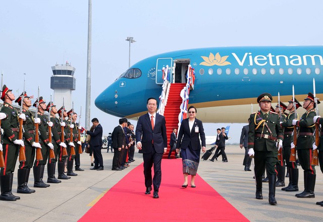 Chủ tịch nước Võ Văn Thưởng đến Viêng Chăn, bắt đầu thăm chính thức Lào - Ảnh 3.