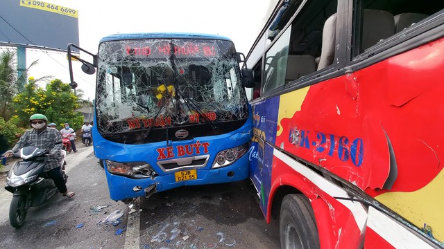 Tiền Giang: 2 xe buýt tông nhau trên Quốc lộ 1A, 3 người nhập viện - Ảnh 2.
