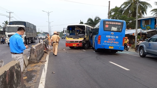 Tiền Giang: 2 xe buýt tông nhau trên Quốc lộ 1A, 3 người nhập viện - Ảnh 1.