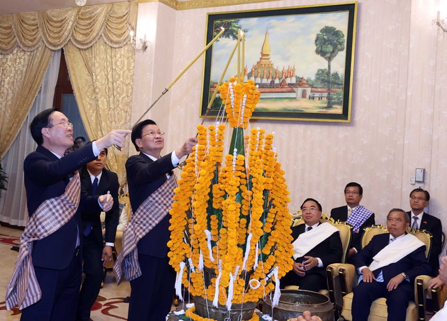 Chủ tịch nước Võ Văn Thưởng dự Lễ buộc chỉ cổ tay tại Lào - Ảnh 1.