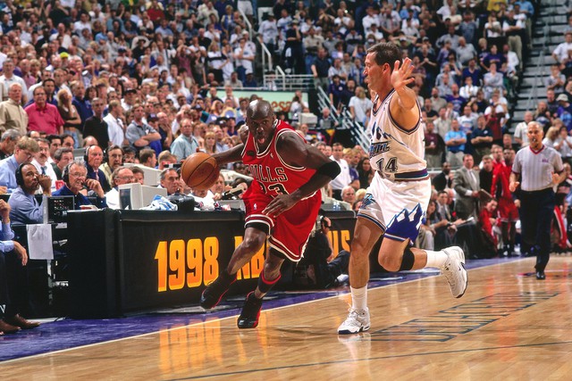 Michael Jordan's shoes set a new auction record - Photo 1.