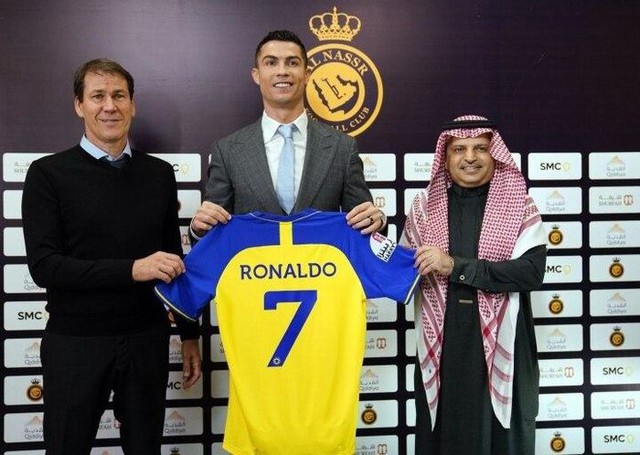 HLV Al Nassr mất việc sau tin đồn mâu thuẫn với Ronaldo - Ảnh 2.