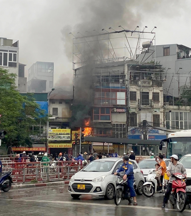 Cháy lớn tại kho quần áo trên phố Lê Duẩn - Ảnh 1.