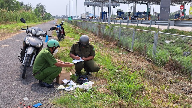 Tiền Giang: Nhiều sổ hộ khẩu, CMND, con dấu bị vứt bỏ bên đường - Ảnh 3.