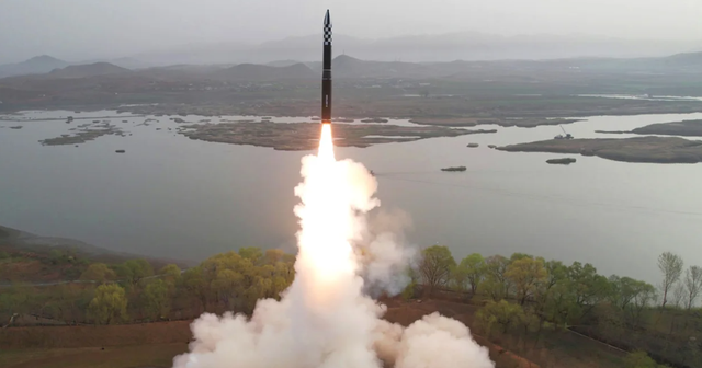 Triều Tiên xác nhận thử tên lửa xuyên lục địa mới - Ảnh 1.