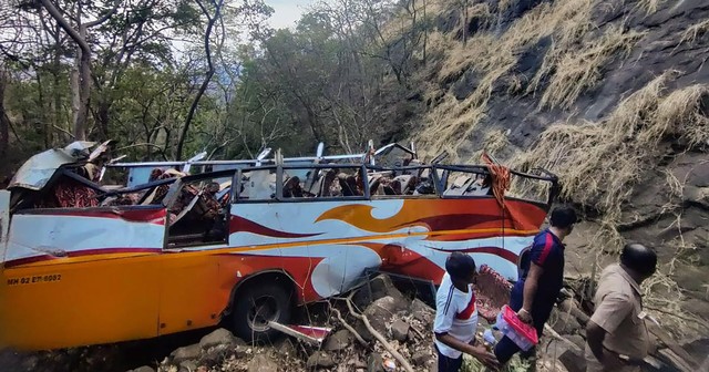 Xe bus lao xuống vực ở Ấn Độ, ít nhất 13 người thiệt mạng - Ảnh 1.
