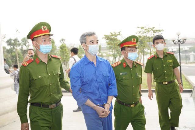 Hình ảnh dẫn giải cựu Giám đốc Bệnh viện Tim Hà Nội Nguyễn Quang Tuấn hầu tòa - Ảnh 1.