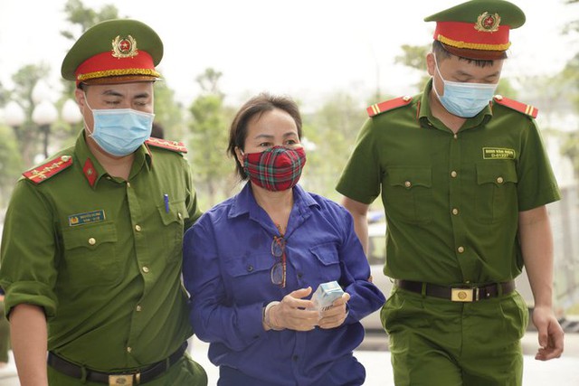 Hình ảnh dẫn giải cựu Giám đốc Bệnh viện Tim Hà Nội Nguyễn Quang Tuấn hầu tòa - Ảnh 2.