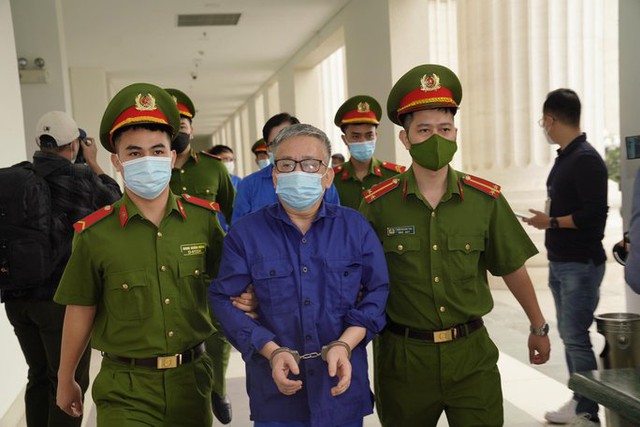 Hình ảnh dẫn giải cựu Giám đốc Bệnh viện Tim Hà Nội Nguyễn Quang Tuấn hầu tòa - Ảnh 5.