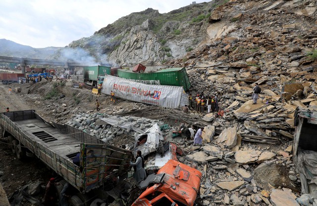 Lở đất ở Pakistan chôn vùi hơn 20 xe tải, ít nhất hai người tử vong - Ảnh 7.