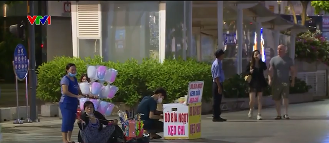 Lực lượng chức năng vừa rời đi, tình trạng mua bán hàng rong trên phố Nguyễn Huệ tái diễn - Ảnh 2.