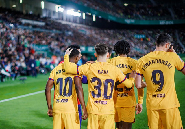 Thắng áp đảo Elche, Barcelona giữ vững ngôi đầu La Liga - Ảnh 1.