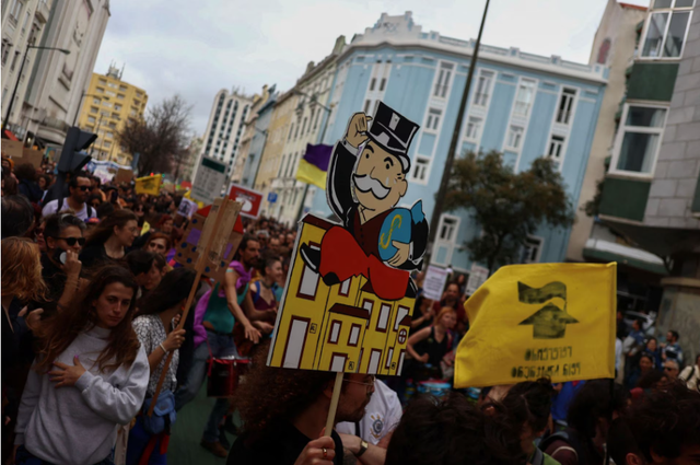 Hàng nghìn người biểu tình ở Bồ Đào Nha vì khủng hoảng giá nhà  - Ảnh 2.