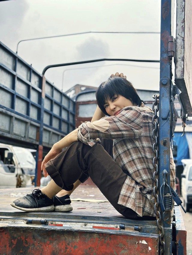 Xấu xí trên phim, Thanh Hương lại cực gợi cảm ngoài đời với tóc ngắn - Ảnh 3.
