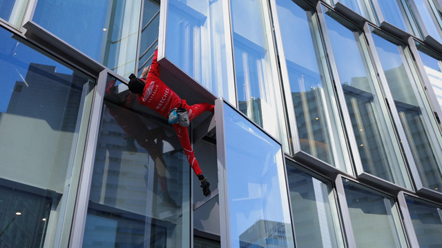 Pháp: “Người nhện” trèo lên tòa nhà chọc trời ở Paris để phản đối luật hưu trí mới - Ảnh 1.