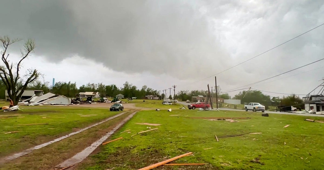 Lốc xoáy, bão tấn công bang Oklahoma, ít nhất hai người thiệt mạng - Ảnh 1.