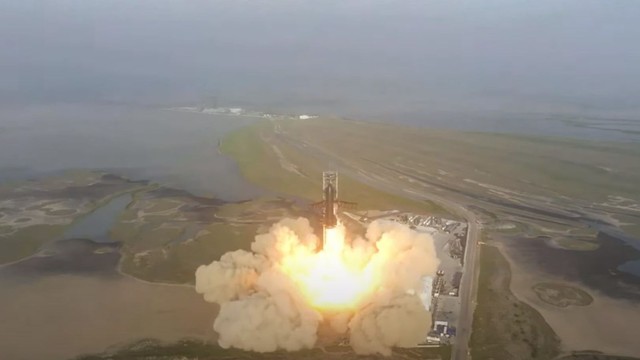 Tàu du lịch vũ trụ của SpaceX phát nổ trong lần phóng thử nghiệm đầu tiên - Ảnh 1.