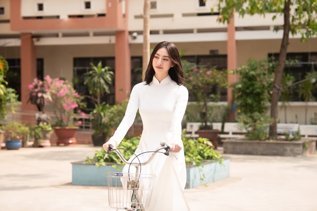 Hoa hậu Lương Thùy Linh hóa cô Trúc bán sách Tăng Thanh Hà - Ảnh 2.