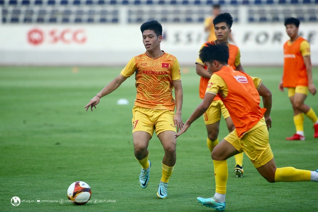 Các cầu thủ U22 Việt Nam nỗ lực thể hiện khả năng để cạnh tranh suất tham dự SEA Games 32 - Ảnh 6.