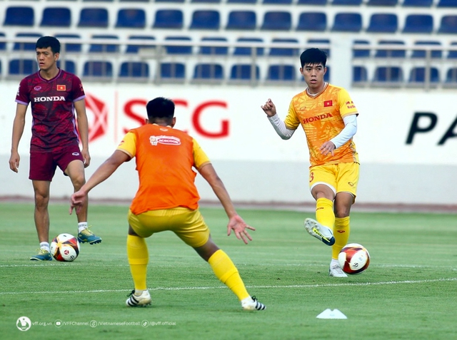 Các cầu thủ U22 Việt Nam nỗ lực thể hiện khả năng để cạnh tranh suất tham dự SEA Games 32 - Ảnh 2.