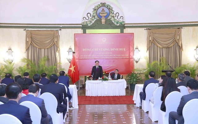 Chủ tịch Quốc hội Vương Đình Huệ gặp gỡ cộng đồng người Việt Nam tại Cuba - Ảnh 1.