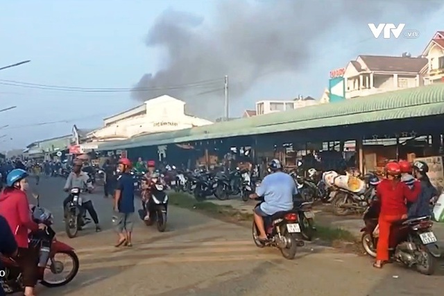 Cháy lớn tại chợ Bình Thành (Đồng Tháp) - Ảnh 1.