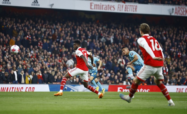 Hòa đội cuối bảng, Arsenal nguy cơ mất ngôi đầu - Ảnh 1.