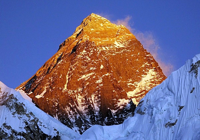 Cấp phép cho số lượng kỷ lục các nhà leo núi Everest - Ảnh 1.