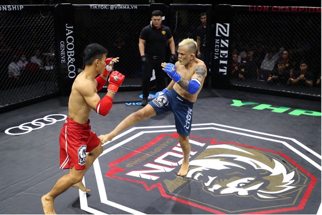 Trần Ngọc Lượng bất ngờ hạ võ sĩ MMA Brazil   - Ảnh 1.