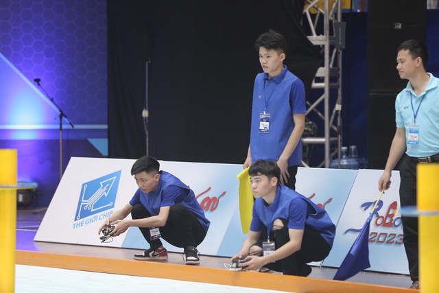 Lộ diện những đội đầu tiên vào chung kết Robocon Việt Nam 2023 - Ảnh 21.