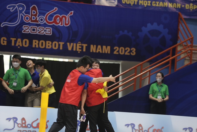 Vỡ òa cảm xúc trên sân thi đấu Robocon Việt Nam 2023 - Ảnh 2.