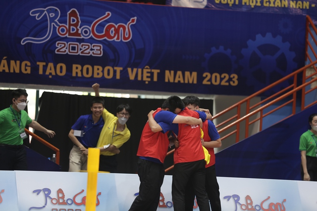 Vỡ òa cảm xúc trên sân thi đấu Robocon Việt Nam 2023 - Ảnh 24.