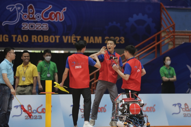 Vỡ òa cảm xúc trên sân thi đấu Robocon Việt Nam 2023 - Ảnh 38.