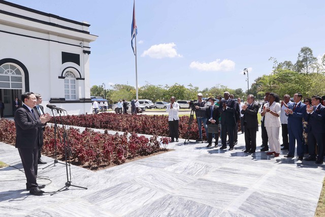 Chủ tịch Quốc hội Vương Đình Huệ và Chủ tịch Quốc hội Cuba Esteban Lazo Hernández thăm thành phố Santiago de Cuba - Ảnh 2.