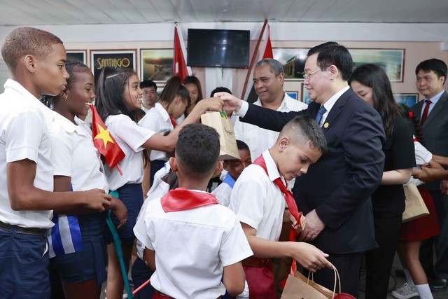 Chủ tịch Quốc hội Vương Đình Huệ thăm Trường đặc biệt hữu nghị Cuba - Việt Nam - Ảnh 3.