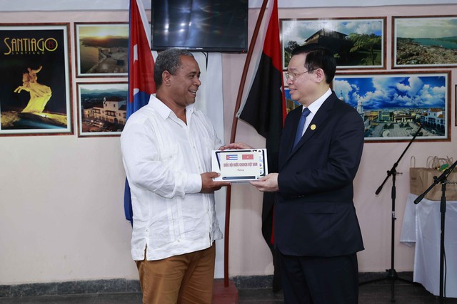Chủ tịch Quốc hội Vương Đình Huệ thăm Trường đặc biệt hữu nghị Cuba - Việt Nam - Ảnh 2.