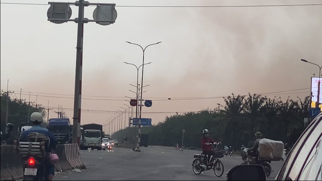 Bão bụi sân bay Long Thành tấn công khu dân cư - Ảnh 2.