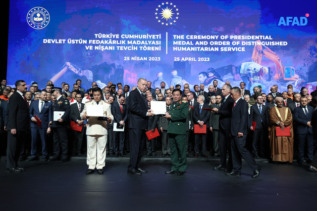 Thổ Nhĩ Kỳ tặng Huân chương cho Đoàn công tác Việt Nam tham gia cứu hộ cứu nạn động đất - Ảnh 1.