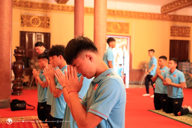 ĐT U22 Việt Nam thăm quan chùa Wat Ounalom, tĩnh tâm trước khi bước vào chiến dịch SEA Games 32 - Ảnh 3.