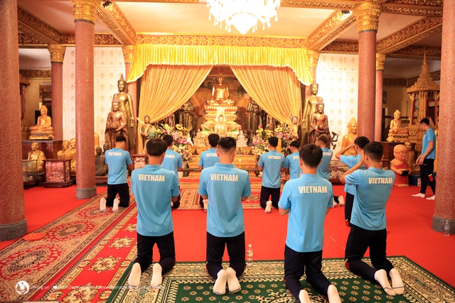 ĐT U22 Việt Nam thăm quan chùa Wat Ounalom, tĩnh tâm trước khi bước vào chiến dịch SEA Games 32 - Ảnh 2.