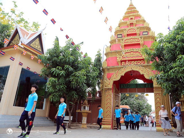 ĐT U22 Việt Nam thăm quan chùa Wat Ounalom, tĩnh tâm trước khi bước vào chiến dịch SEA Games 32 - Ảnh 1.